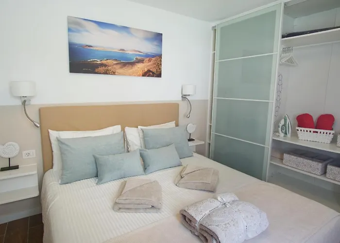 Portonovo La Paloma Amazing Sea View & Swimming Pool-good Wifi -free Ac- Private Parking شقة